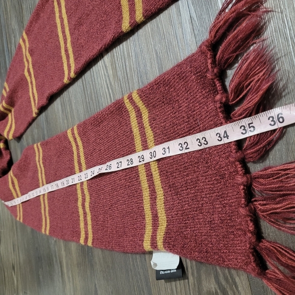 Harry Potter Red and Gold Striped Scarf Embroidered Crest Gryffindor - Picture 3 of 5